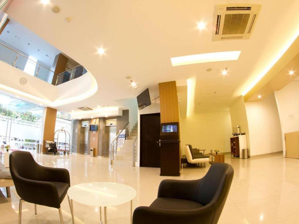 Hotel 88 Grogol By Wh Jakarta Bagian luar foto
