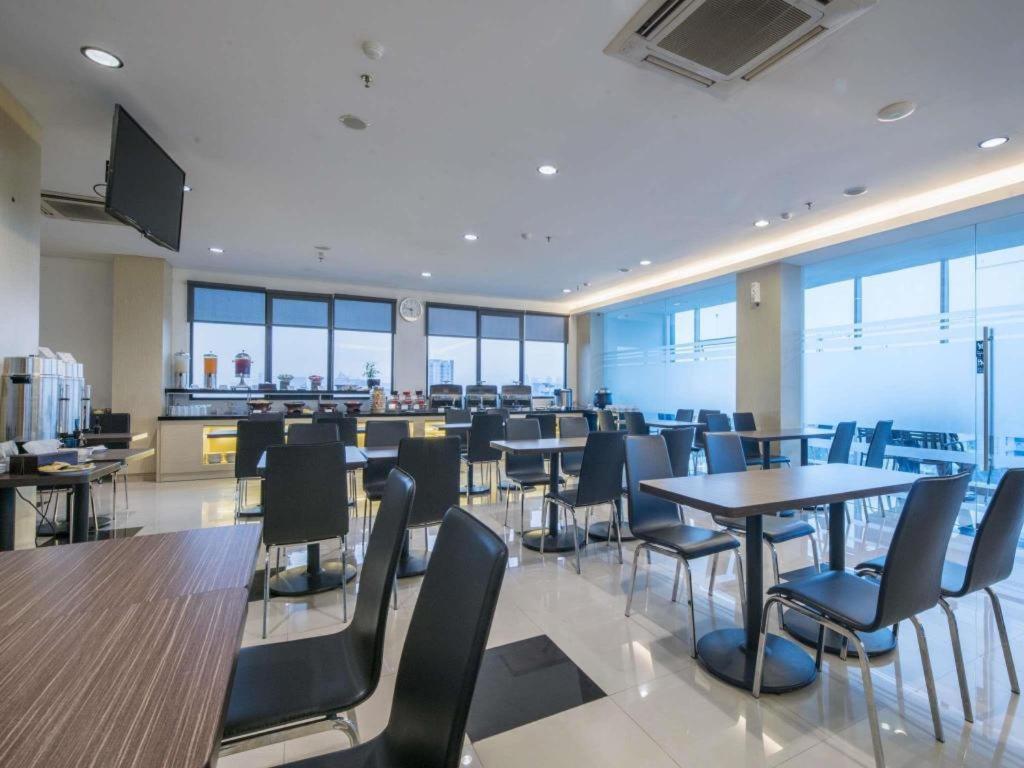 Hotel 88 Grogol By Wh Jakarta Bagian luar foto